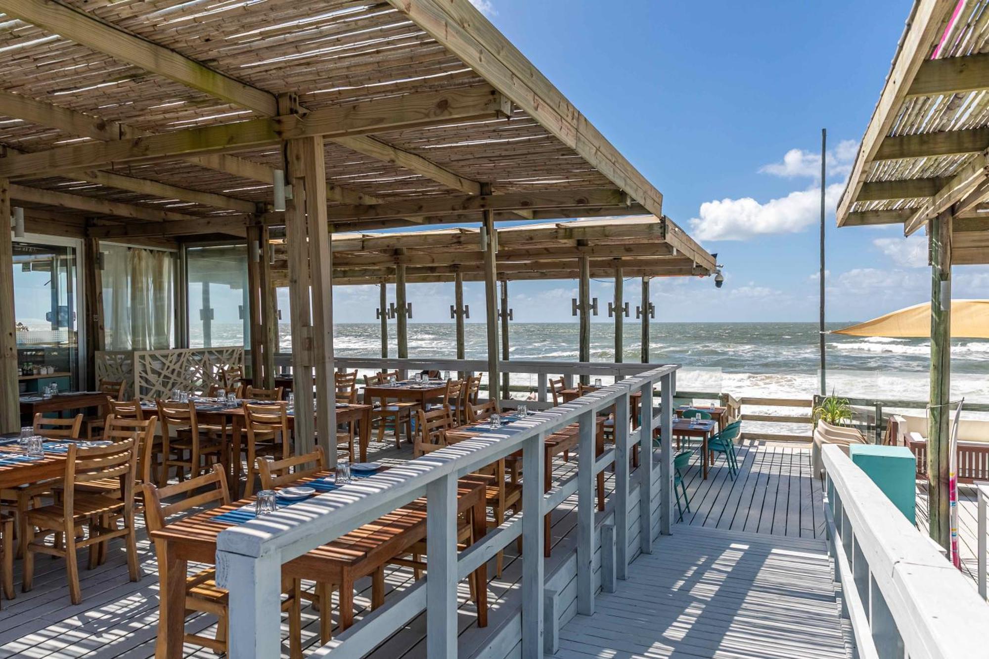 The Grand Hotel Пунта-дель-Эсте Экстерьер фото The deck at the restaurant