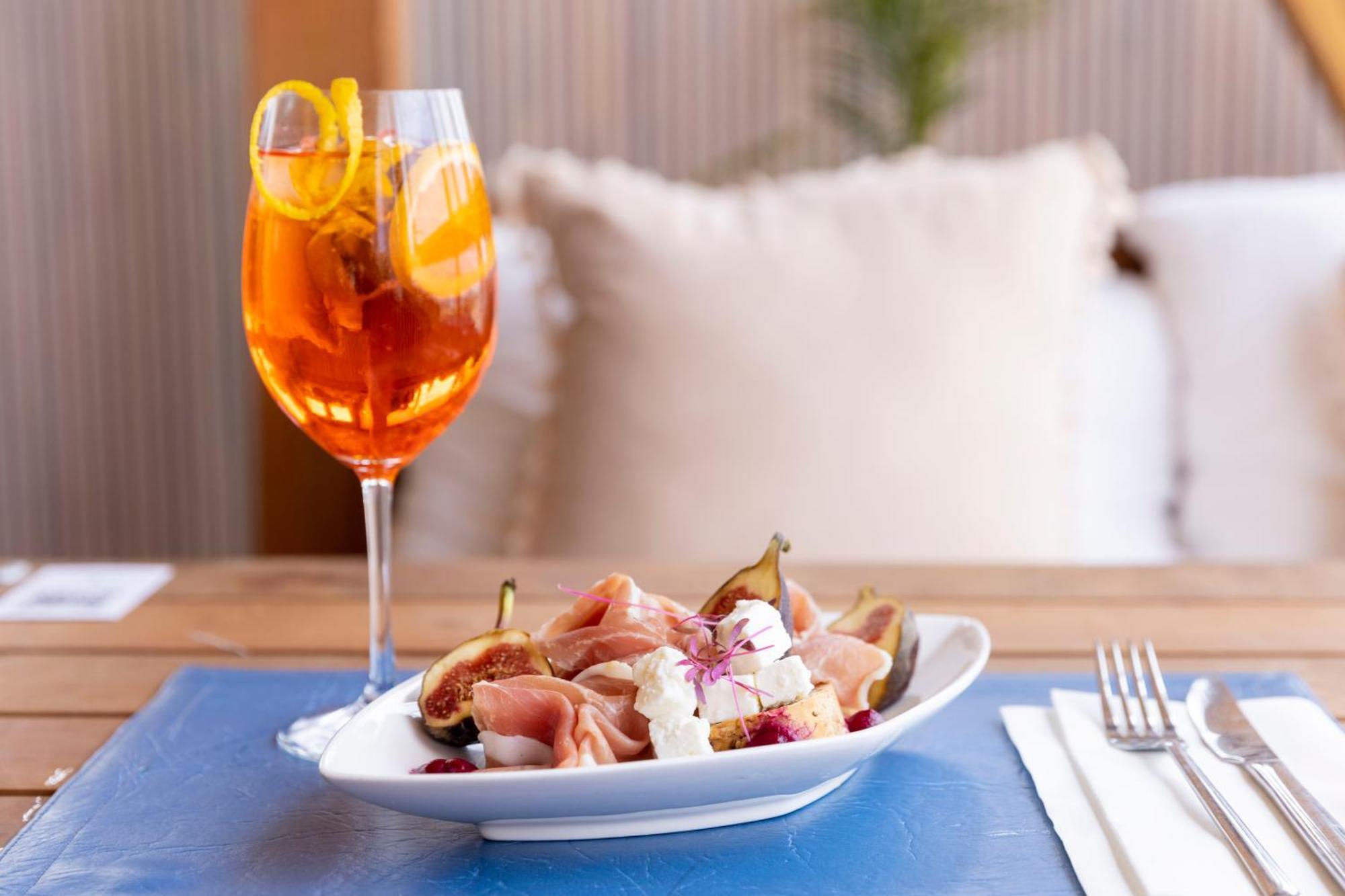 The Grand Hotel Пунта-дель-Эсте Экстерьер фото A glass of Aperol Spritz