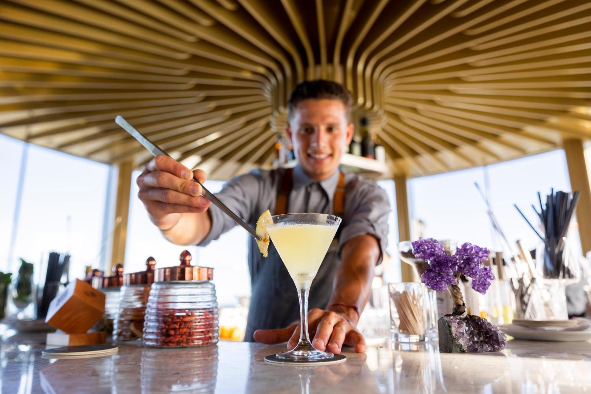 The Grand Hotel Пунта-дель-Эсте Экстерьер фото A bartender serving a cocktail