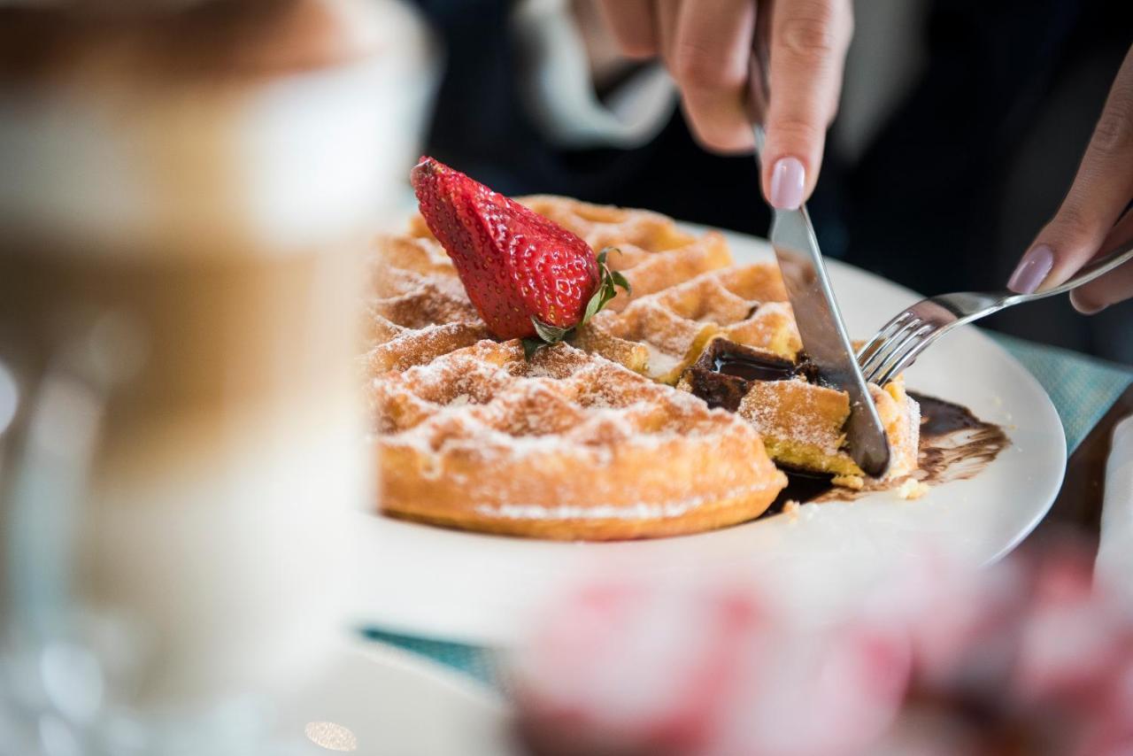 The Grand Hotel Пунта-дель-Эсте Экстерьер фото A person cutting into a Belgian waffle